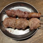 四文屋 - 焼とん タン、100円(税別)＋ハツ、100円(税別)