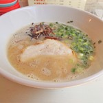 博多ラーメン ムギコ - 泡立ったクリーミーな豚骨スープです