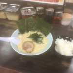 横浜家系ラーメン 魂心家 - ラーメン¥680とライス小¥50。