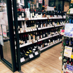 信濃屋 - ワインコーナー ショット飲みもできる銘柄がいくつか
