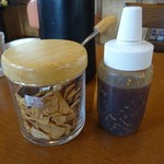 ステーキ食堂 ミートソルジャー - 自家製のフライドガーリックとステーキソース