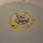 Ristorante KURODINO - ココナッツの氷をかけた自家製チーズ”ラヴィジョロ”　パッションフルーツのチーズ