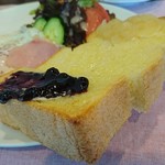いなだ珈琲舎 - 厚切りトースト。ドンクのパンとのことです。