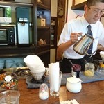 いなだ珈琲舎 - 珈琲をいれるマスター