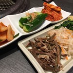 一龍 - キムチ3種盛り（￥790）・ナムル盛り合わせ（￥690）