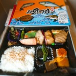 銘店弁当　膳まい - ★★★★お魚づくし 1080円 カレイの西京焼き、サワラの照り焼き、マグロの味噌焼き、鮭の塩焼き、海老の天ぷら、アサリ、そして何故か鶏ごま天とオチがあり、野菜の煮付けと豪華なラインナップで大満足！