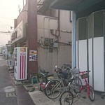 伊勢屋酒店 - 自転車置場(隣の工場が閉まってる時)