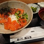 Sumibiyaki Tori Kushi Hacchin - 漬けサーモンの旨辛丼