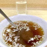 萬来園 - スープはスッキリして、仄かに生姜の香りがして美味しい