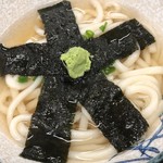 港屋 - 花巻は素うどんの上に海苔とワサビ