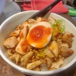 らーめん 鶏喰 - 味玉のせラー油がけ