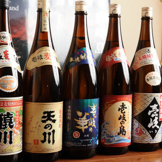 歴史ある壱岐の麦焼酎や、小値賀の杜氏が造る日本酒が揃います
