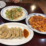 北京餃子 - 2019年6月。青椒肉絲、海老たまチリソース、餃子でビール。