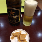 北京餃子 - 2019年6月。瓶ビール中瓶にはメンマ付き。