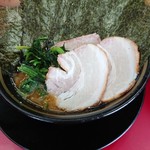 家系ラーメン 王道家 - 手前が焼豚バラチャーシュー