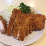 とんかつ大和 - 結構な大きさのロースかつ　衣がカリッとしていて好みです　右上に隠れているのはポテトサラダ