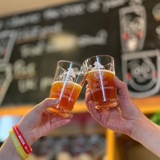 店舗で醸造したビールをそのまま飲む