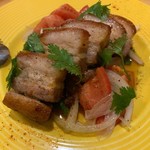 オリエンタルビストロ 桃の実 - 皮付豚バラ肉のコンフィと四川きゅうりオリエンタル風