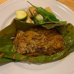 オリエンタルビストロ 桃の実 - 鮮魚のバナナ葉包み焼き