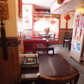 【2名様テーブル×1】本場中国の雰囲気があふれる店内は、旅行気分を味わえます♪