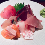 めしの助 - 右上から時計回りに、
      ①鰹
      ②はまち
      ③鯛
      ④サーモン
      ⑤鰆
      ⑥生本まぐろ