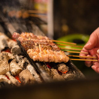 地鶏専門店ならでは、厳選された地鶏を炭火で焼き上げ◎