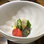 御料理 光安 - お野菜の八寸・・賀茂茄子・インカノメザメ・新玉葱など。上二飾られた緑の品は「新玉葱の芽」