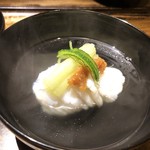 御料理 光安 - 煮物椀・・アブラメの葛落とし。ズイキ・梅（酸味が強くなく美味）とともに。 お出しの味わいがとてもいいですね。アブラメは上品な脂を感じ美味しいこと。