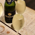 餃子とスパークリング バブルス - ボトルにピントを合わせて