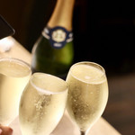 餃子とスパークリング バブルス - ちょっと飲んでから乾杯〜♪