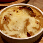 餃子とスパークリング バブルス - カレーグラタン餃子