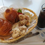 館山中村屋 - チキンバスケットとアイスコーヒー。チキンバスケットは唐揚げ３個とロールパンが２個、野菜少々、バター、マヨネーズ