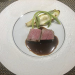 しまなみふれんち Murakami - 
      メインディッシュの伊予牛のロースト
      赤ワインソース
      付け合わせにヤングコーンとアスパラソバージュ