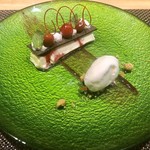 しまなみふれんち Murakami - 
      シェフ特製のデザート
      
      グリーンの美しいお皿に真っ赤なチェリーのケーキ