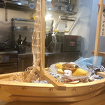 しまなみふれんち Murakami - 
      コースの締めのプティフール
      船に乗って登場！！