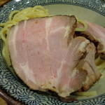 煮干し中華そば 一剣 - 丼が隠れそうな大きさ