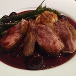 ビストロラドレ - フランス産鴨肉のローストアメリカンチェリーのソース（ハーフ）