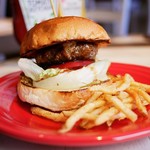 Nine9 Style hamburger&bar - ゴルゴンゾーラチーズバーガー
            白く見えるのはオニオンじゃなくてレタスです。
            ゴルゴンゾーラが少ない…