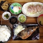 だるま食堂 - 日替わり定食W(手作りチャーシュー＆サバの竜田揚げ)ご飯大盛910円