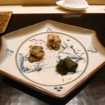 Sushi Otowa - 左から赤貝の肝、ボタン海老のミソ、鮑の肝