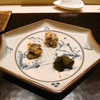 鮨 おとわ - 左から赤貝の肝、ボタン海老のミソ、鮑の肝