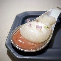 オルト - ◆ライチ・・これ美味しい。 ライチそのままではなくペーストにし「トマトのゼラチンでコーティング。ジュニバゼリーで香り付けされています。 サフランペースト添え。 手間暇かけた品ですので、一口で頂くのが勿体なくて。
