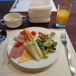 Centum Premier Hotel - 料理写真:朝食バイキング