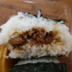 Shinchan No Gohan Ya San - 新潟県こしいぶきのおむすび（牛しぐれ煮）断面アップ