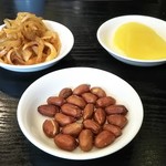 밍주 - セットのピーナッツ、ザーサイ、漬物