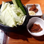 炭火焼肉ぐら - お通し(キャベツ)300円