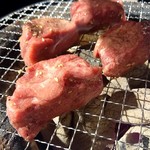 炭火焼肉ぐら - 牛タン焼きます