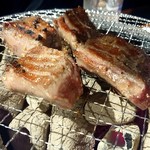 炭火焼肉ぐら - 焼き上がりも近い