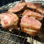 炭火焼肉ぐら - 半分にカット