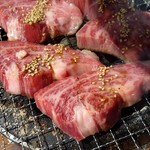 炭火焼肉ぐら - 仙台牛カルビ焼きます